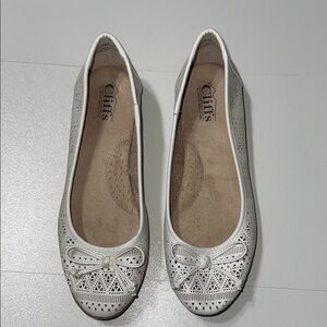 Cliffs by White Mountain Women's White Ballet Flats